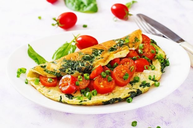Omelet with spinach and cherry tomatoes in a slow cooker