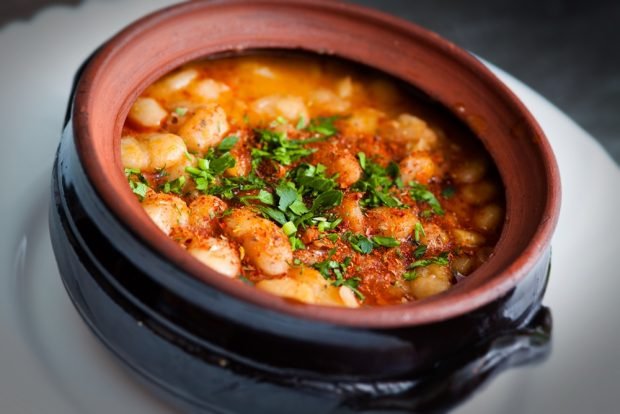 Beans with paprika and herbs in pots