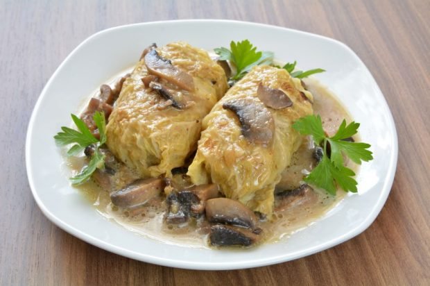 Cabbage rolls with champignons in a slow cooker 