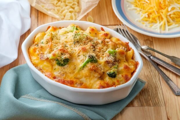 Casserole with tuna, pasta and broccoli 