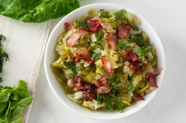 Young cabbage stewed with bacon