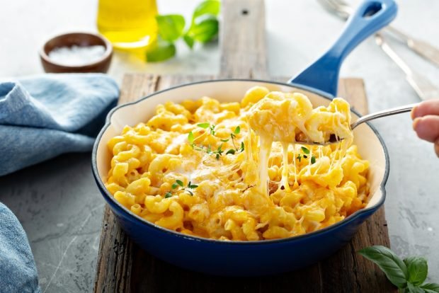 Pasta casserole with cream and cheese 