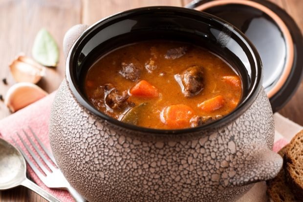 Beef in sour cream and tomato sauce in pots