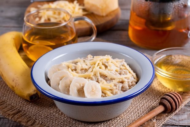 Oatmeal porridge with cheese