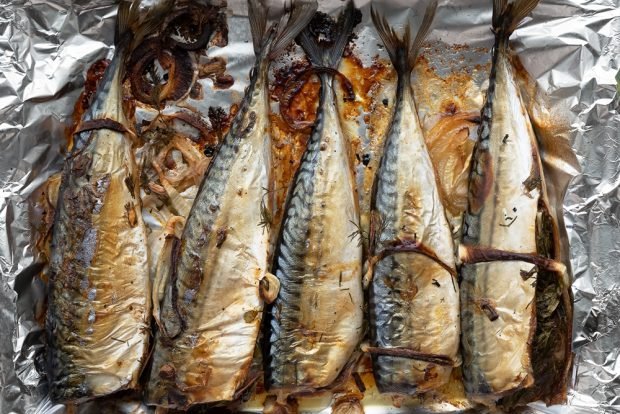 Mackerel with onions in the oven 