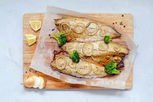 Mackerel fillet with broccoli in the oven