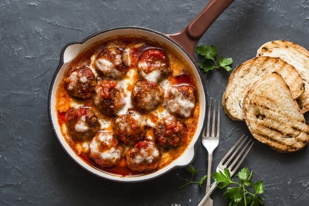 Meatballs with mozzarella