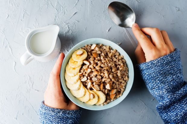 Pearl barley porridge with banana and nuts 