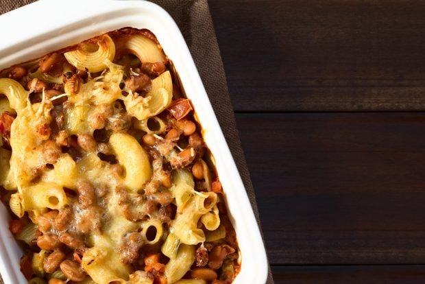 Pasta casserole with beans