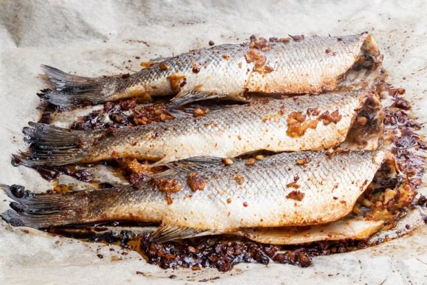 Mackerel with soy sauce and ginger in the oven