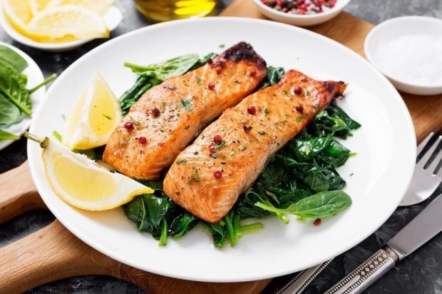 Salmon steak with spinach