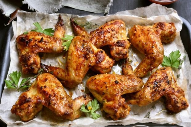 Chicken wings with garlic and Provencal herbs in the oven