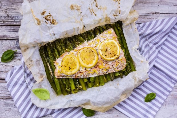 Salmon with asparagus in the oven