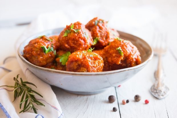 Meatballs in tomato sauce