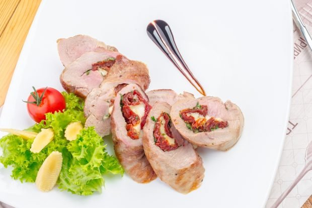 Pork roll with tomatoes is a simple and delicious recipe, how to cook step by step