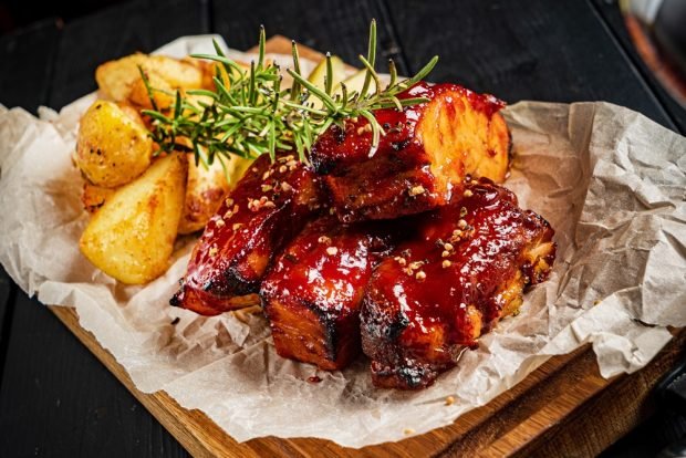 Pork ribs with potatoes in the oven