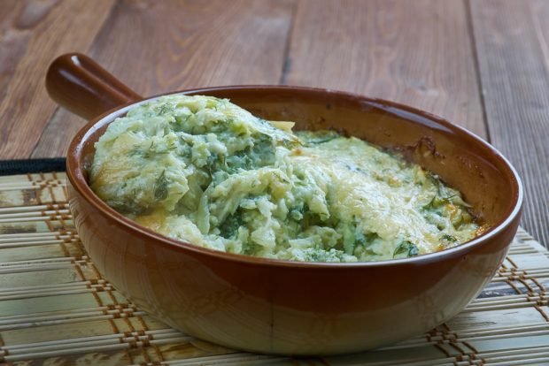 Zucchini casserole with herbs and cream 