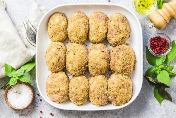 Chicken cutlets in breadcrumbs in the oven