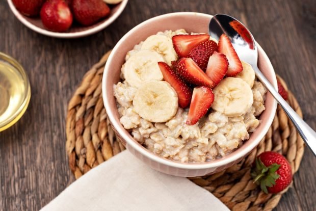 Oatmeal porridge in the microwave