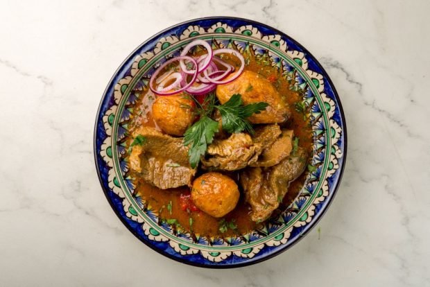 Lamb kebab with potatoes in a cauldron