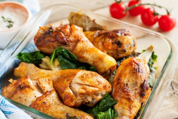 Chicken legs with spinach and vegetables