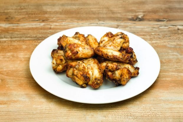 Chicken wings with garlic in the oven 