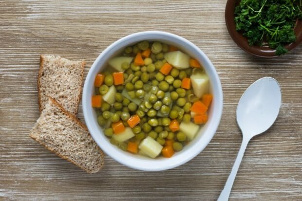 Soup with green peas and vegetables 