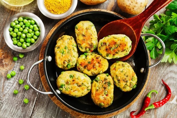 Potato pancakes with green peas