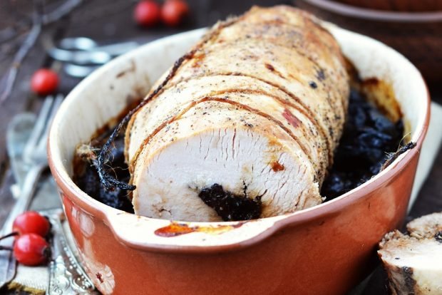 Turkey roll with prunes 