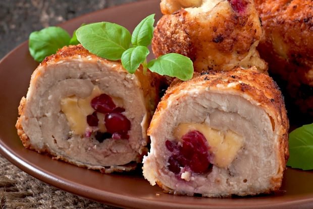 Chicken roll with cranberries and cheese 