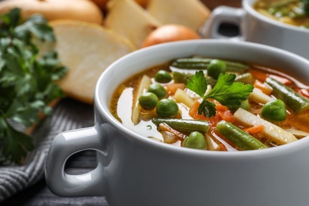 Pea soup with string beans