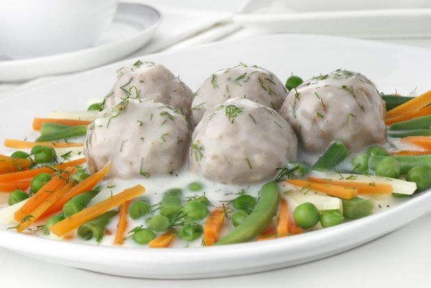 Baby meatballs with vegetables in milk