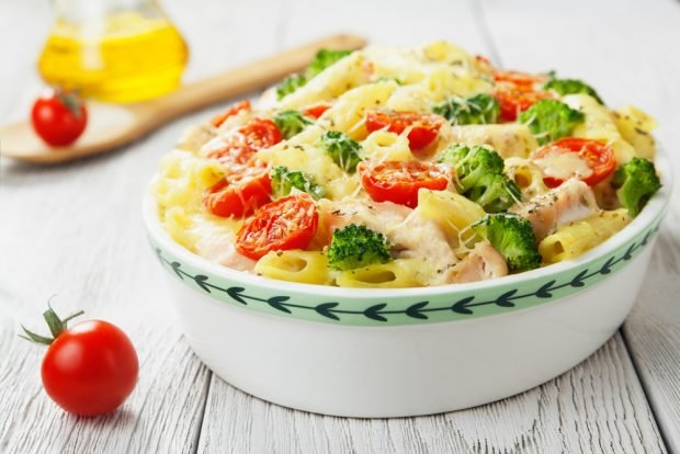 Pasta casserole with chicken and vegetables 