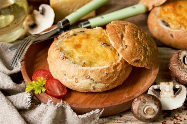 Casserole with champignons in bread 