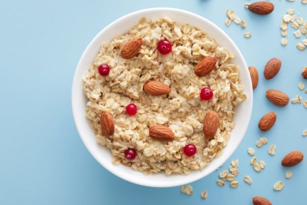 Oatmeal porridge with egg and herbs