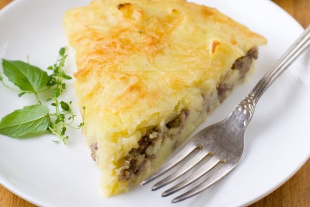 Potato casserole with minced cheese 