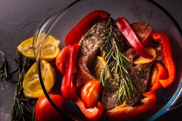 Pink salmon with bell pepper in the oven 