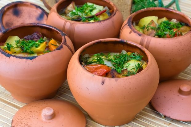 Stew with potatoes in pots 