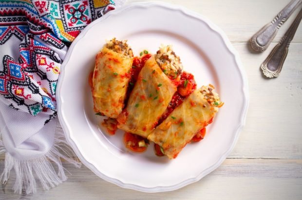 Cabbage rolls with fresh tomatoes in a slow cooker 