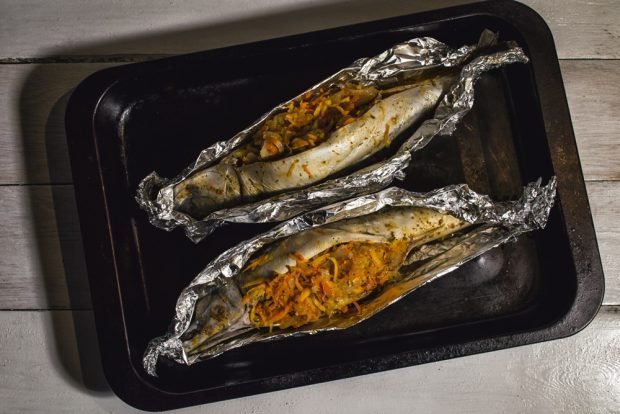 Stuffed mackerel with carrots 