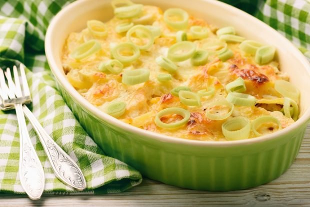 Potato casserole with minced meat and leeks