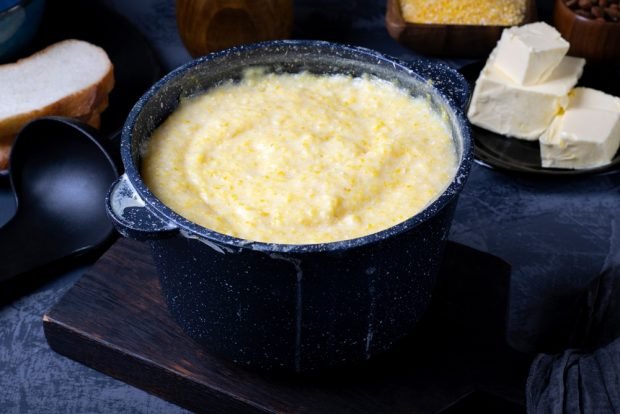 Corn porridge with cheese 