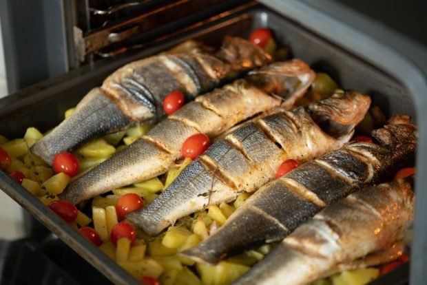 Perch with potatoes in the oven