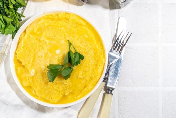 Corn porridge with curry and turmeric