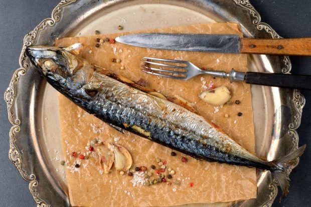 Mackerel with garlic in the oven