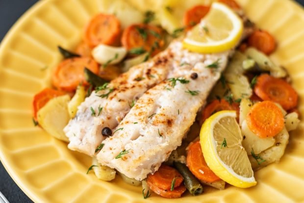 Hake with vegetables in the oven