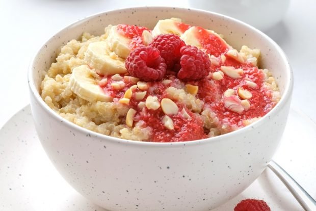 Barley porridge with banana and raspberry