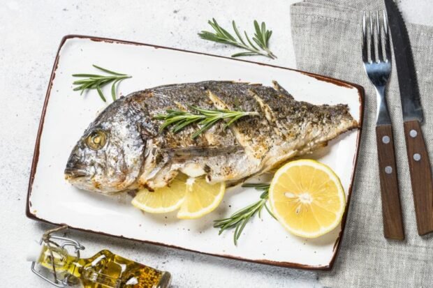 Dorado baked with lemon and rosemary