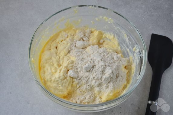 Cottage cheese casserole on yolks: photo of recipe preparation, step 3