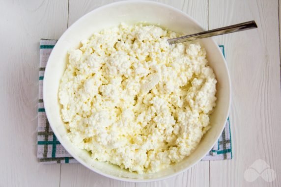 Cottage cheese casserole made of granular cottage cheese: photo of recipe preparation, step 1